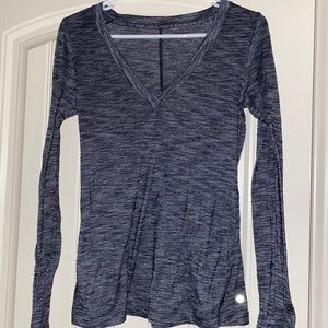 Long sleeve vneck lululemom size 2